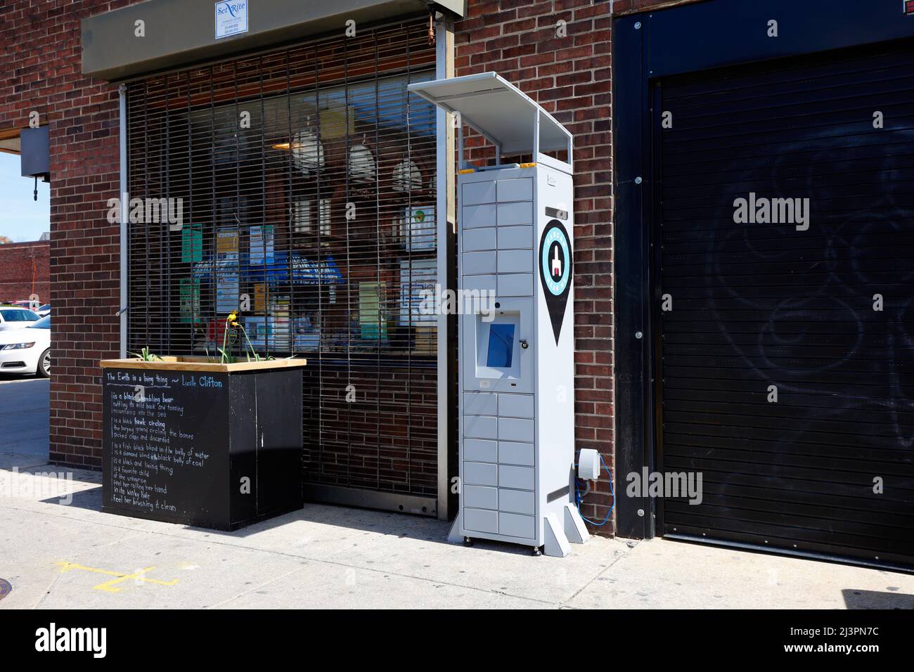 Ein Narcan-Verkaufsautomat vor der Lucien E. Blackwell West Philadelphia Library zur Abgabe von Kits zur Vermeidung von Überdosierungen mit Naloxon-Nasenspray Stockfoto