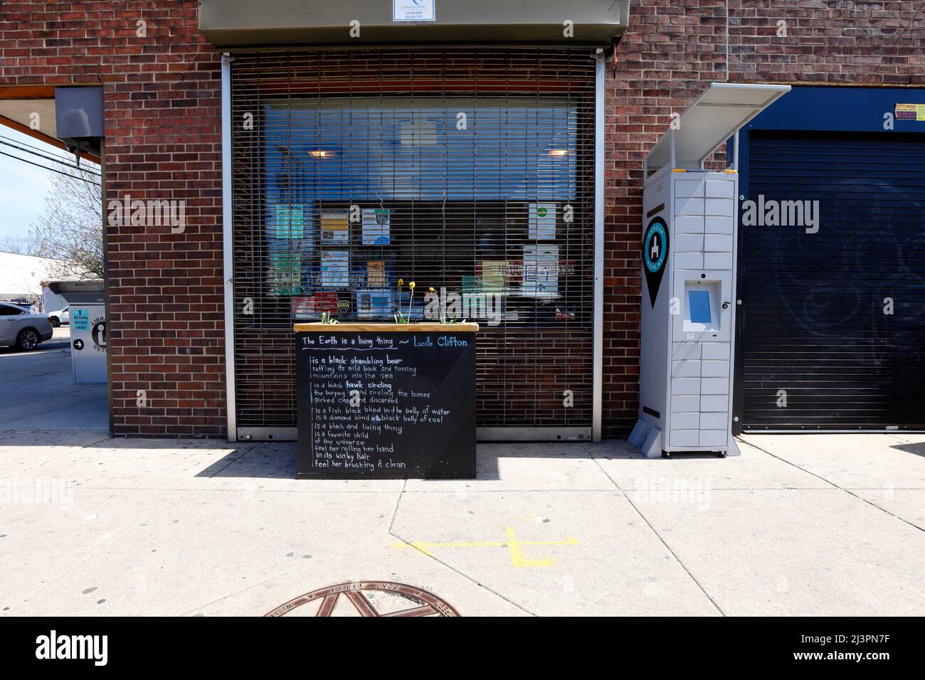 Ein Narcan-Verkaufsautomat vor der Lucien E. Blackwell West Philadelphia Library zur Abgabe von Kits zur Vermeidung von Überdosierungen mit Naloxon-Nasenspray Stockfoto