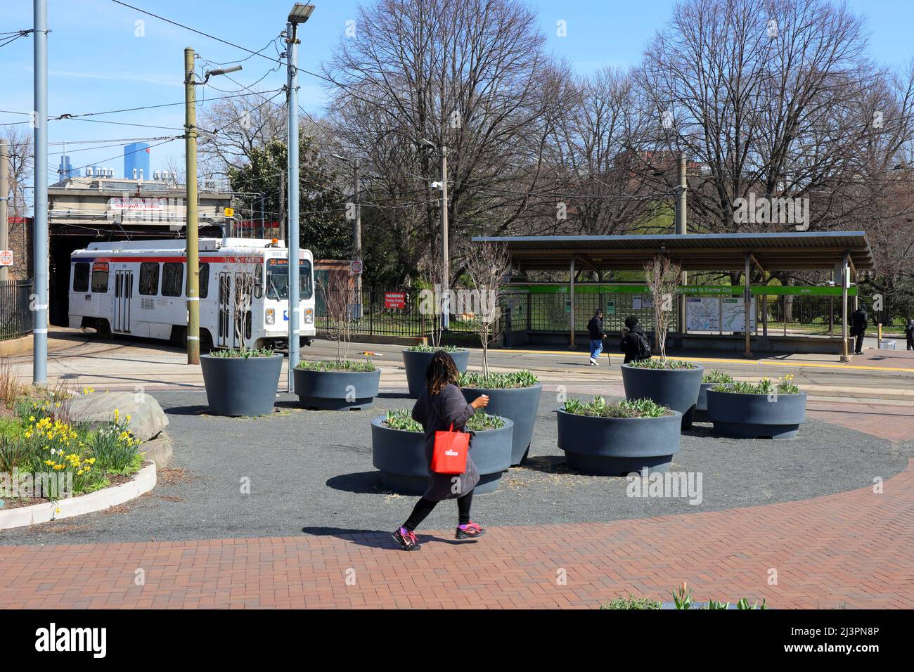 Eine Person, die die Straßenbahnlinie der Route 36 in westlicher Richtung am 40th Street Portal, University City, Philadelphia, erreicht Stockfoto