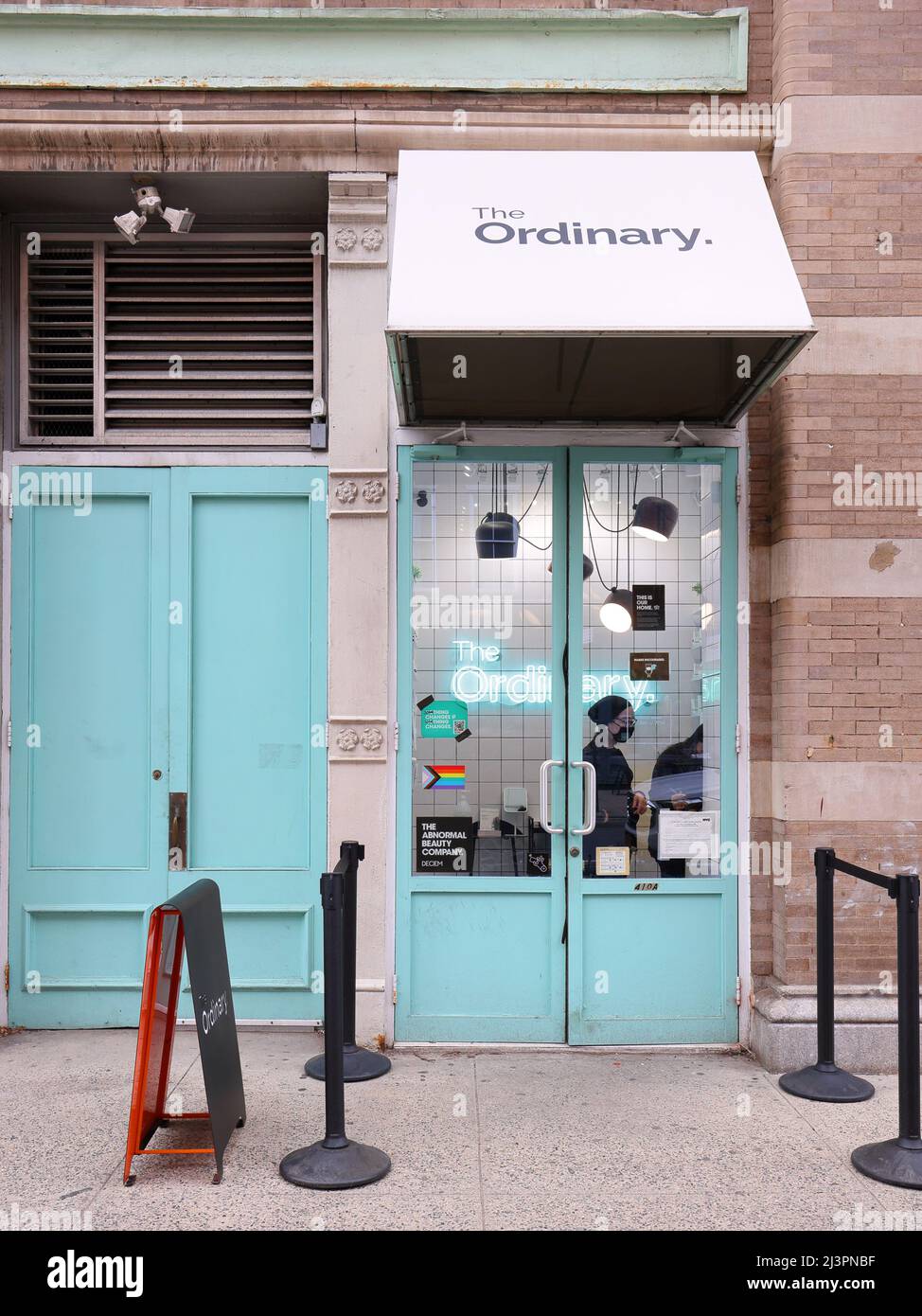 The Ordinary, 410A W Broadway, New York, NYC. Ein winziger Schaufenster einer Hautpflege- und Schönheitsmarke im Stadtteil SoHo in Manhattan. Stockfoto
