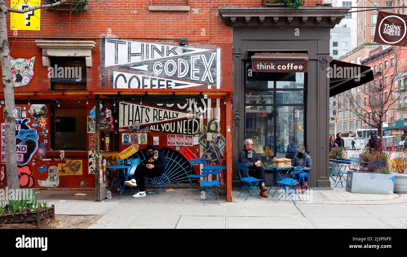 Think Coffee, 1 Bleecker St, New York, NY. Außenfassade eines Coffee Shops und Street Art Magnet in der Bowery. Stockfoto
