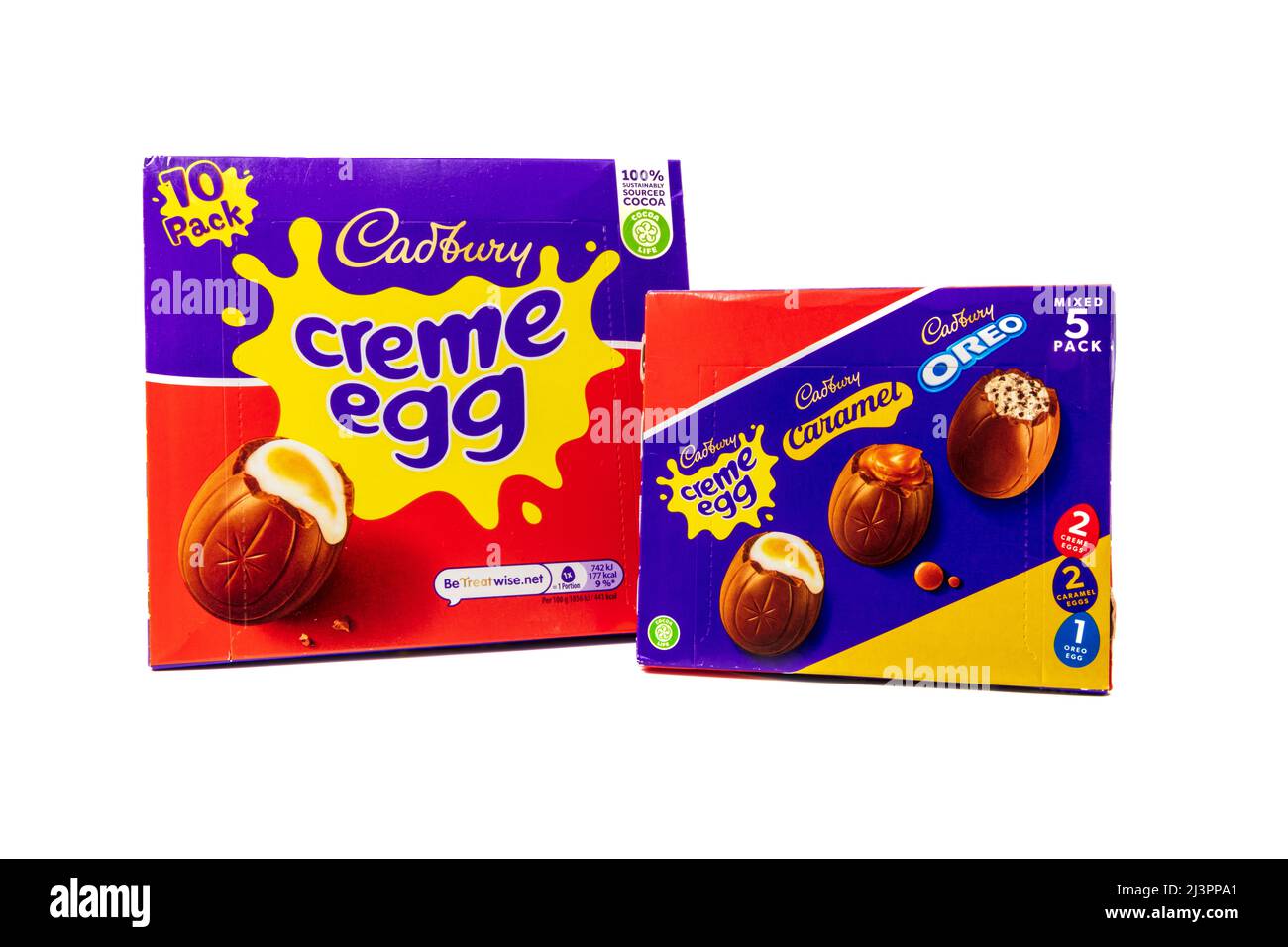 Cadbury Creme Egg 10 Pack & Cadbury Mixed Filled Chocolate Egg 5 Pack auf weißem Hintergrund Stockfoto