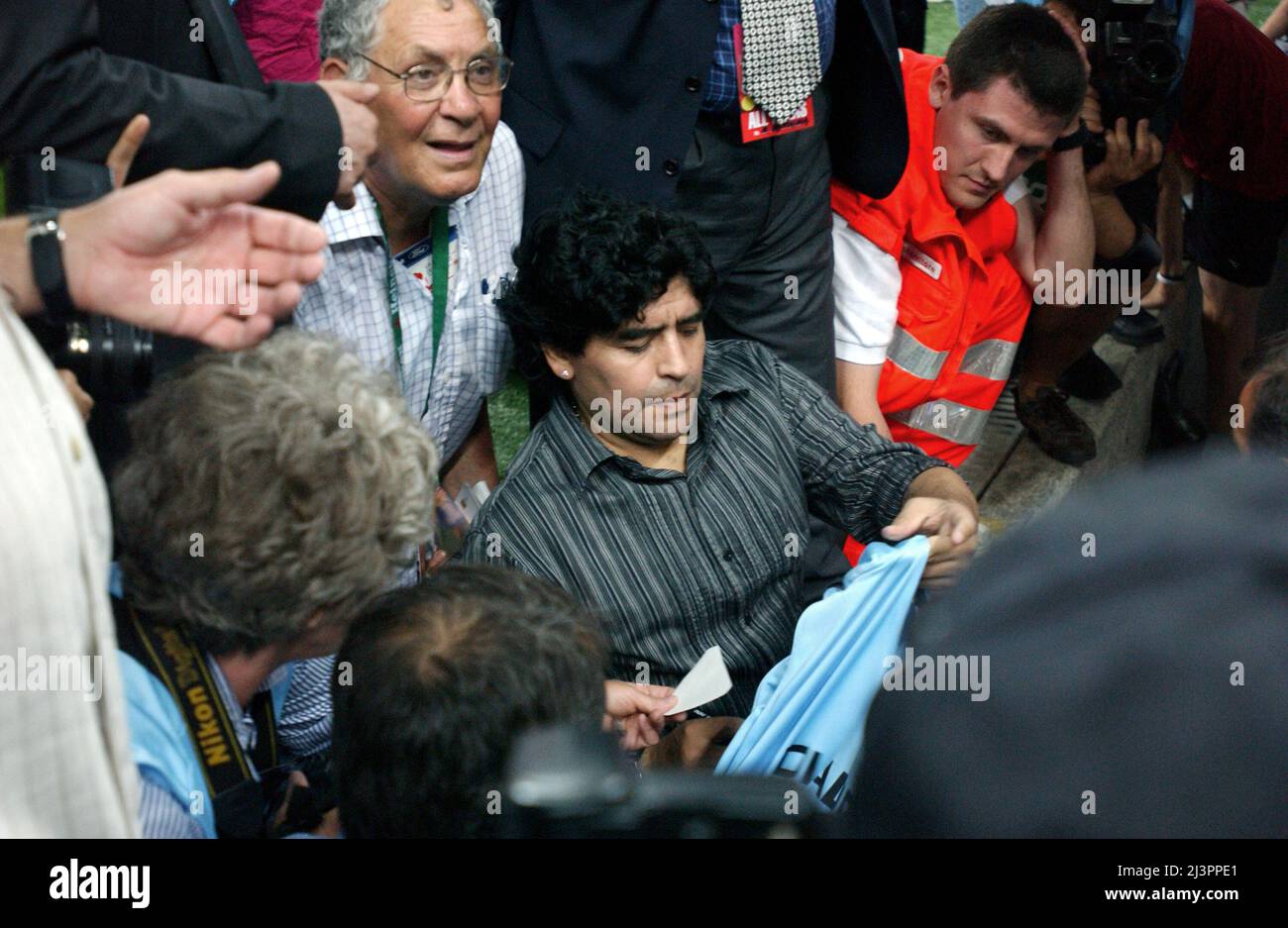 Mailand Italien 2005-05-31, San Siro Stadion 'Partita del Cuore', Charity-Spiel zwischen den National Singers gegen das Goldene Team für Kinder, Diego Maradona Autogramme Argentiniens Nr. 10 Fußballtrikot Stockfoto