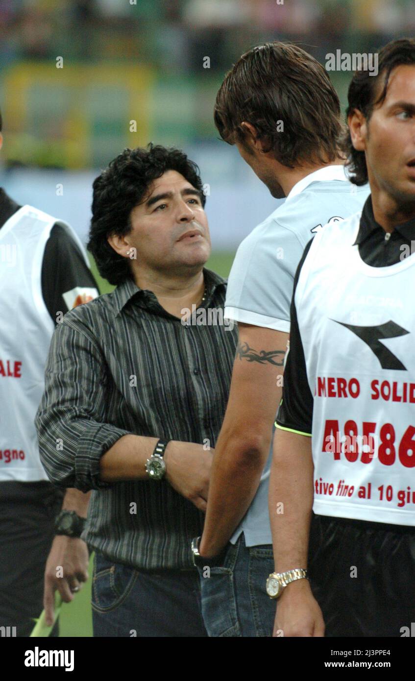 Diego Armando Maradona und Paolo Maldini , „Partita del Cuore“, Charity-Spiel zwischen den National Singers gegen das Goldene Team für Kinder Stockfoto