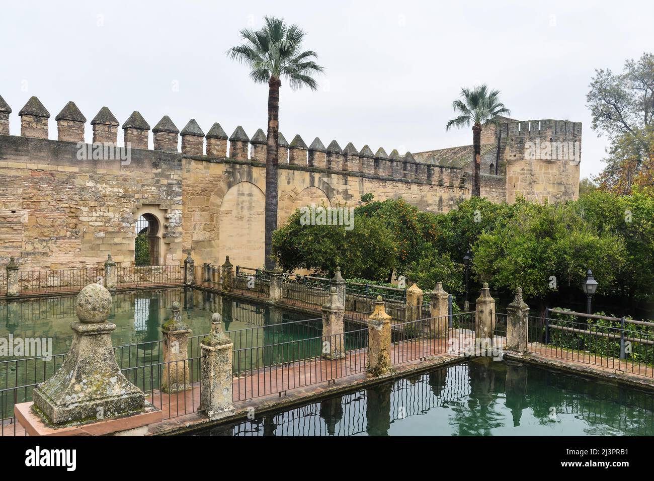 Der Alcazar der christlichen Könige in Cordoba. Sehenswürdigkeiten, mittelalterlicher Park und Festung im spanischen Cordoba. Stockfoto