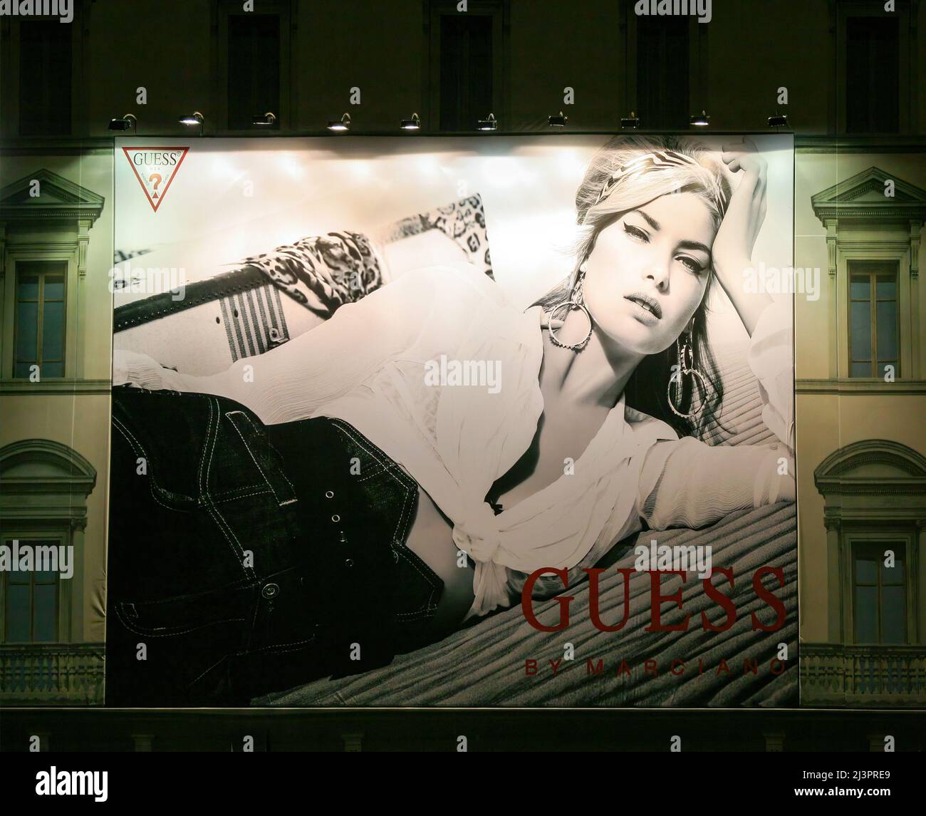 Anna Nicole Smith wurde im Herbst 2007 in einer Guess-Anzeige auf einer Plakatwand auf einem Stadtplatz in Florenz, Italien, gezeigt. Stockfoto