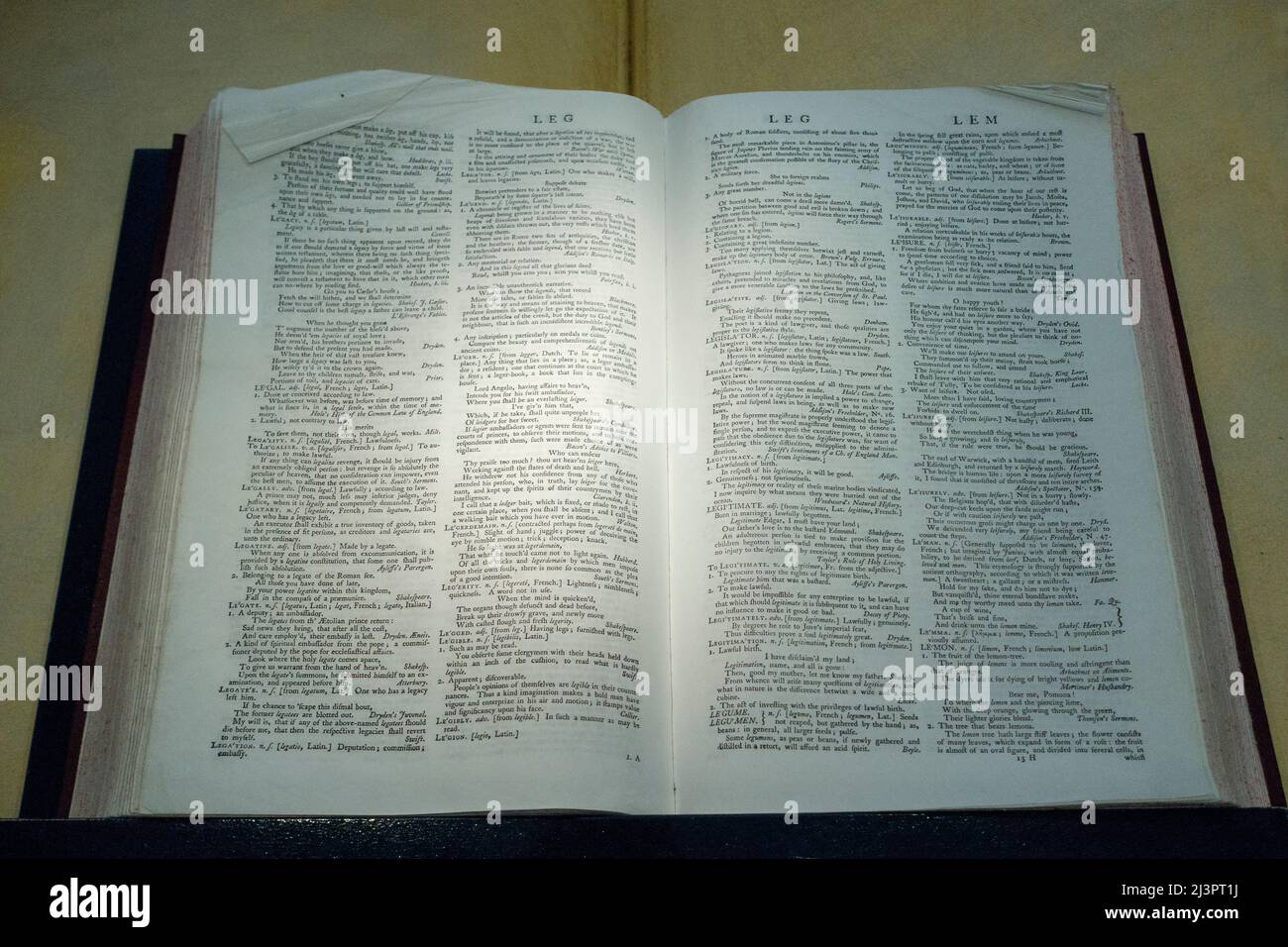 Das englische Wörterbuch von Dr. Johnson wurde in seinem Haus in Lichfield, Staffordshire, England, Großbritannien, ausgestellt Stockfoto