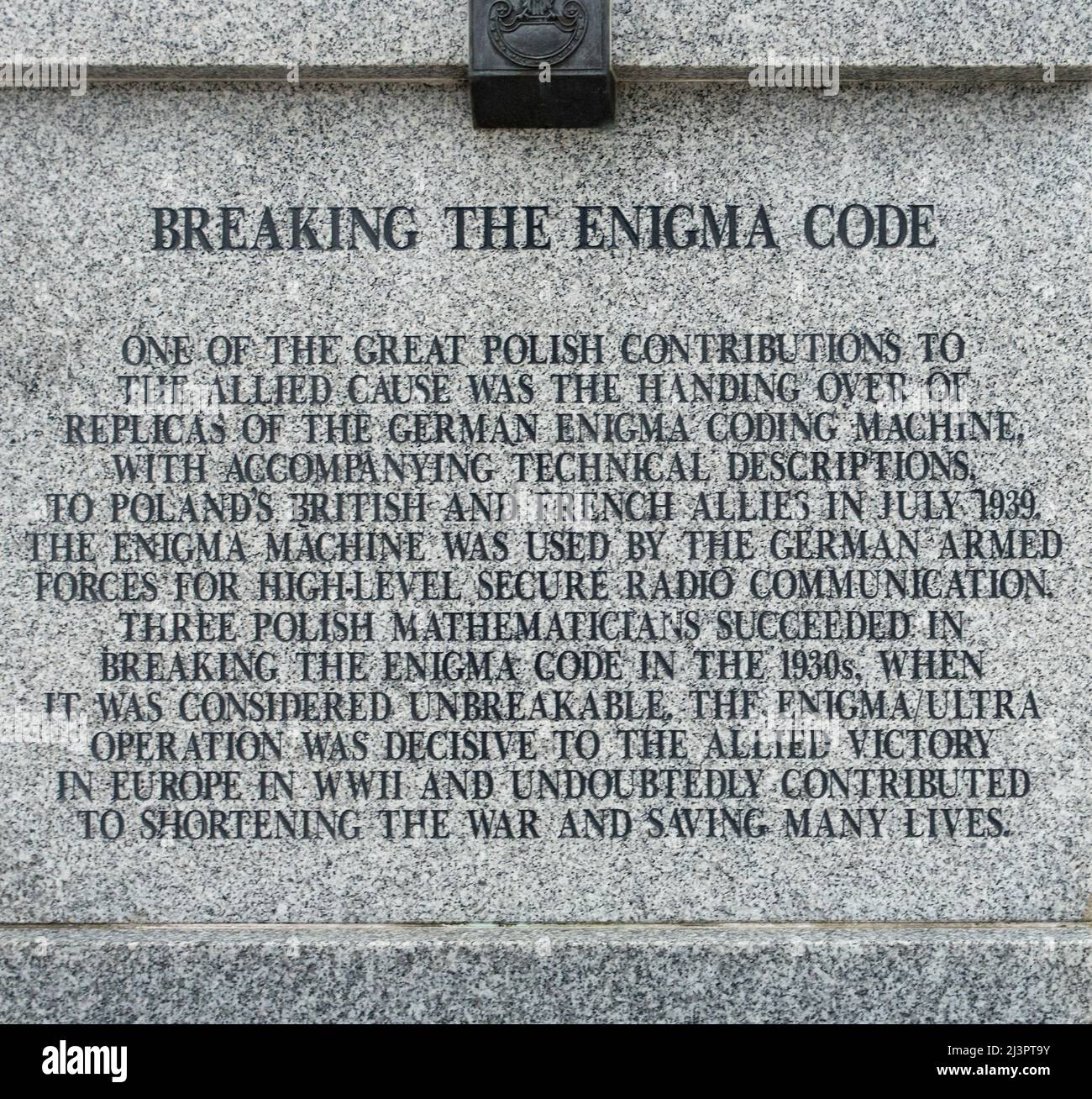 Inschrift im National war Memorial Arboretum, Staffordshire, zum Gedenken an den Bruch des Enigma-Codes durch Polen Stockfoto