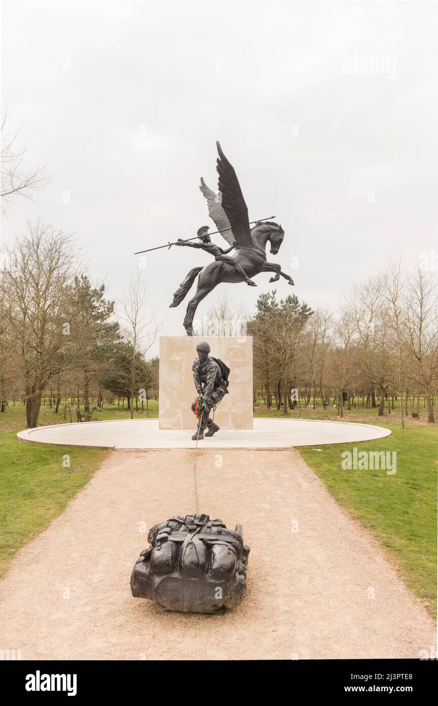 Denkmal für das Fallschirmregiment und Flugdienste im National war Memorial Arboretum, Staffordshire, England, Großbritannien Stockfoto