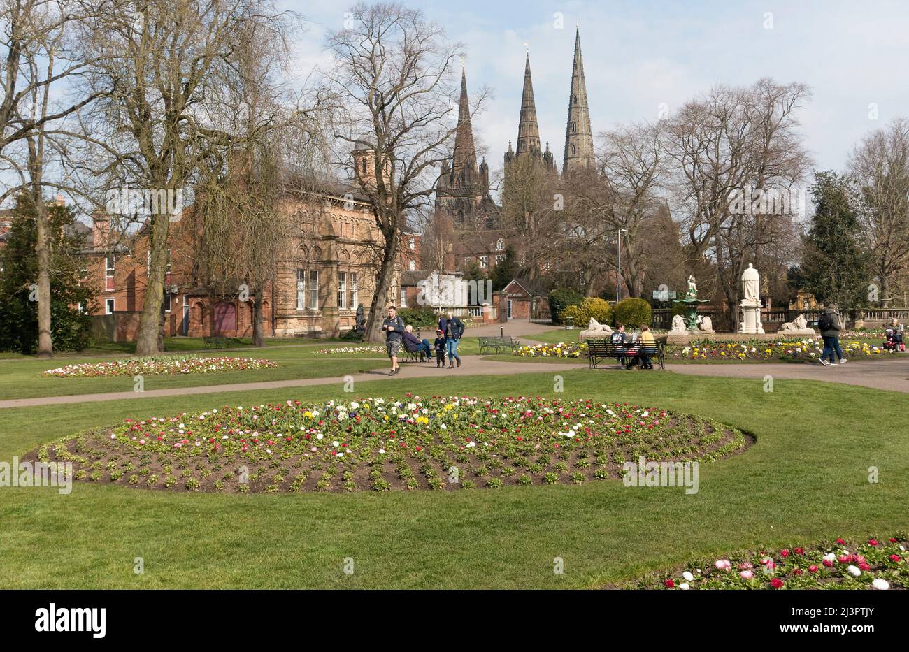 Park und Kathedrale mit drei Spinnen, Lichfield, Staffs, England, Großbritannien Stockfoto