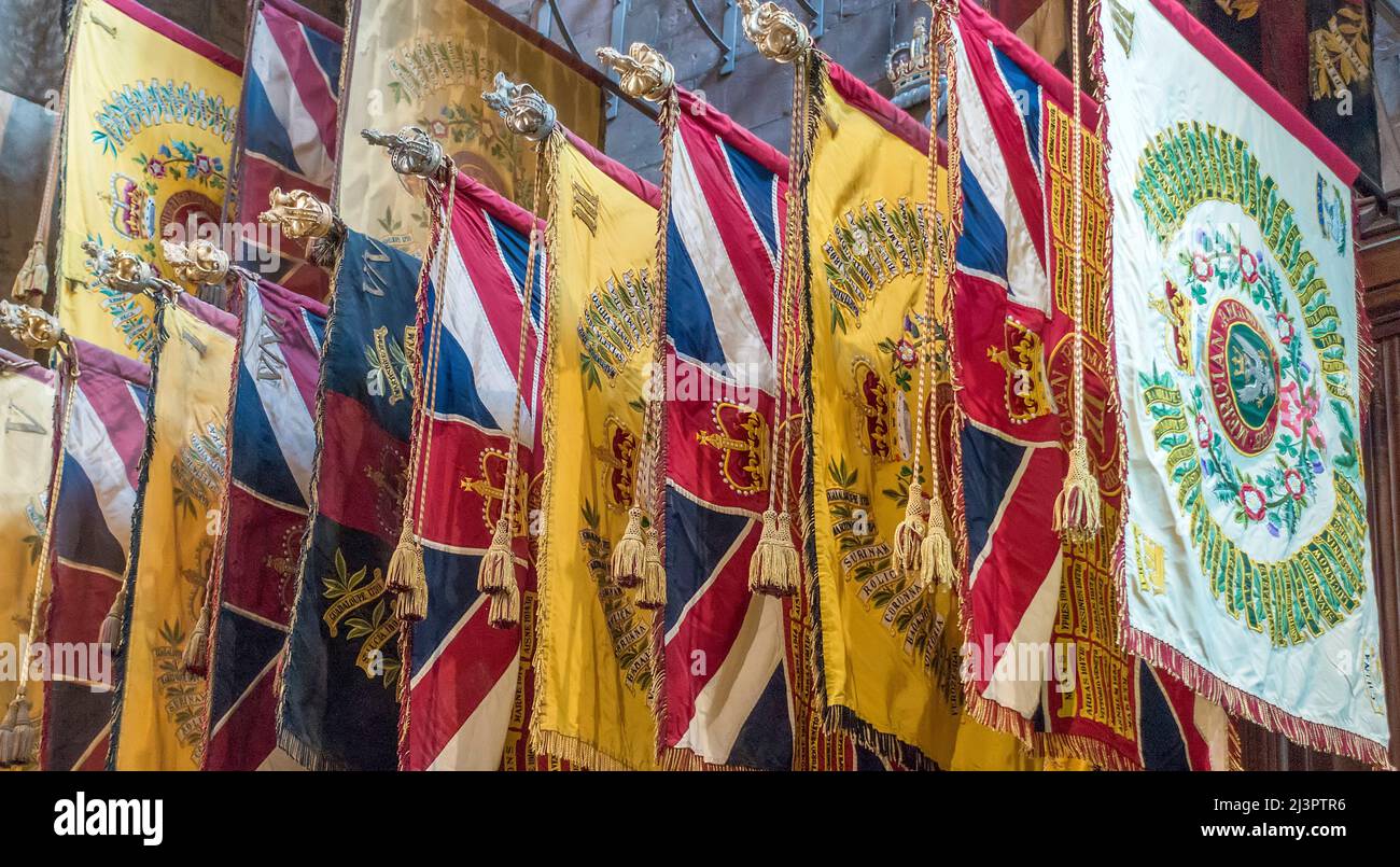 Regimentsfahnen in der Kathedrale, Lichfield, Staffordshire, Großbritannien Stockfoto