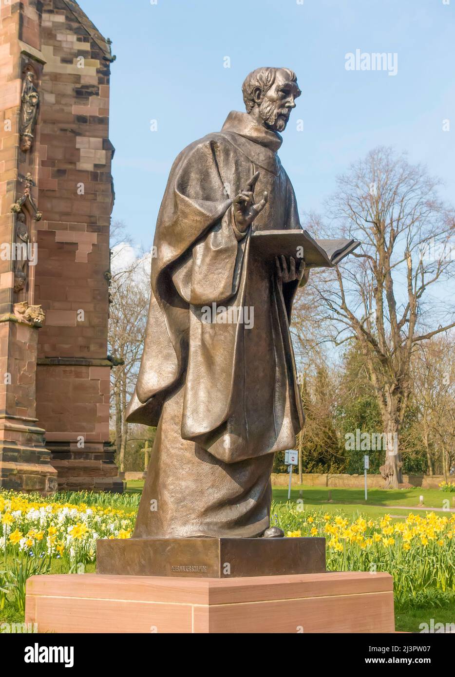 Statue des Heiligen Tschad vor der Kathedrale von Lichfield, Lichfield, Staffordshire, England, Großbritannien Stockfoto