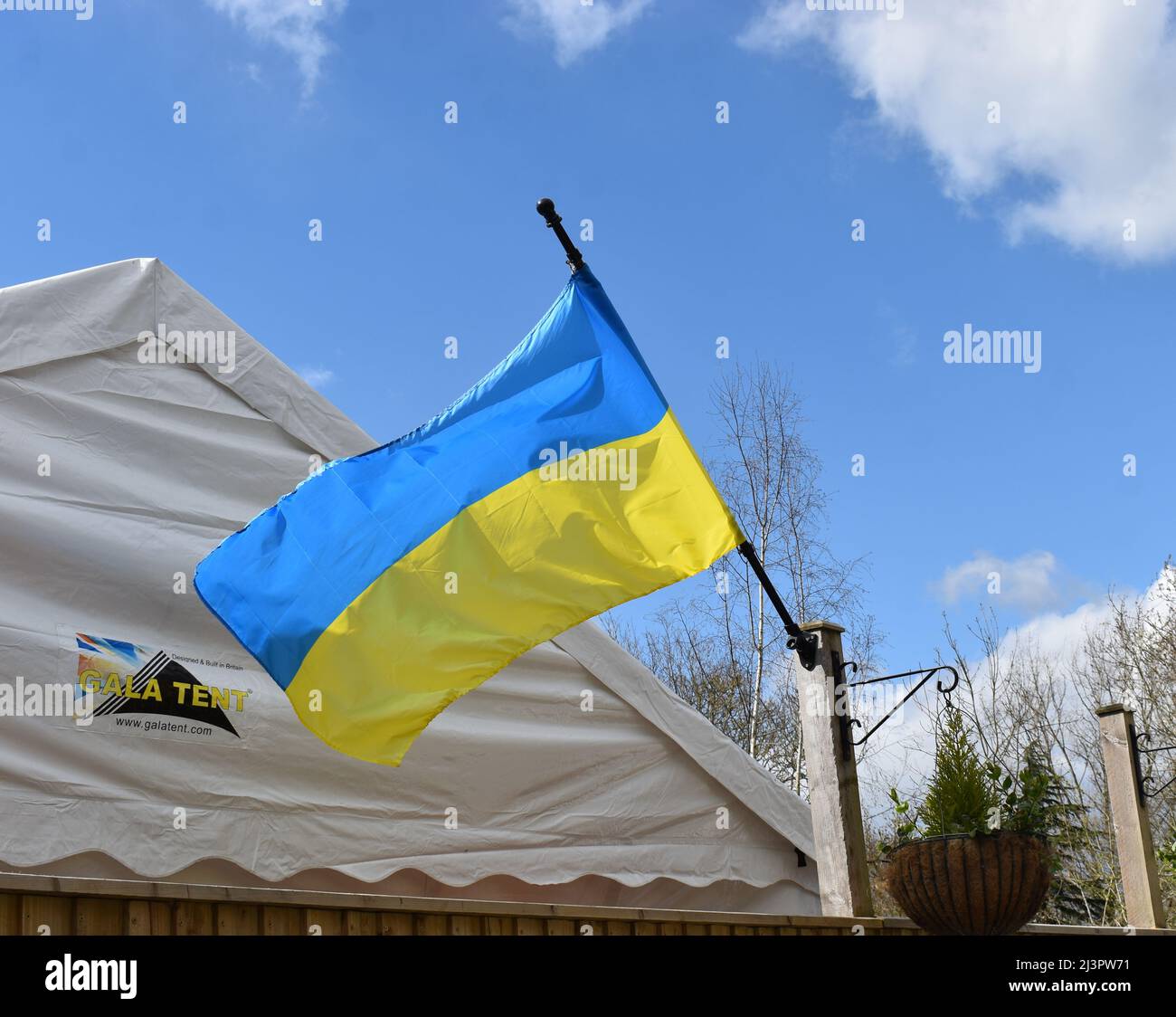 Ukrainische Flagge, die in einem Pub in Milton Keynes fliegt. Stockfoto