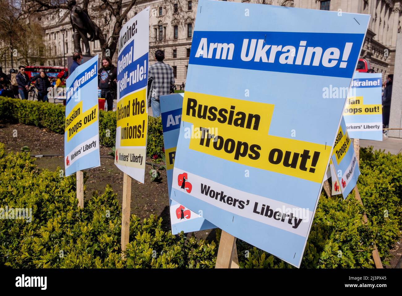 London, Großbritannien 9.. April 2022. Britische Gewerkschaften demonstrieren in Solidarität mit der Ukraine. Plakate, die die Bewaffnung der Ukraine und den Abzug der russischen Truppen fordern, werden zu Beginn der Kundgebung angezeigt. Stockfoto
