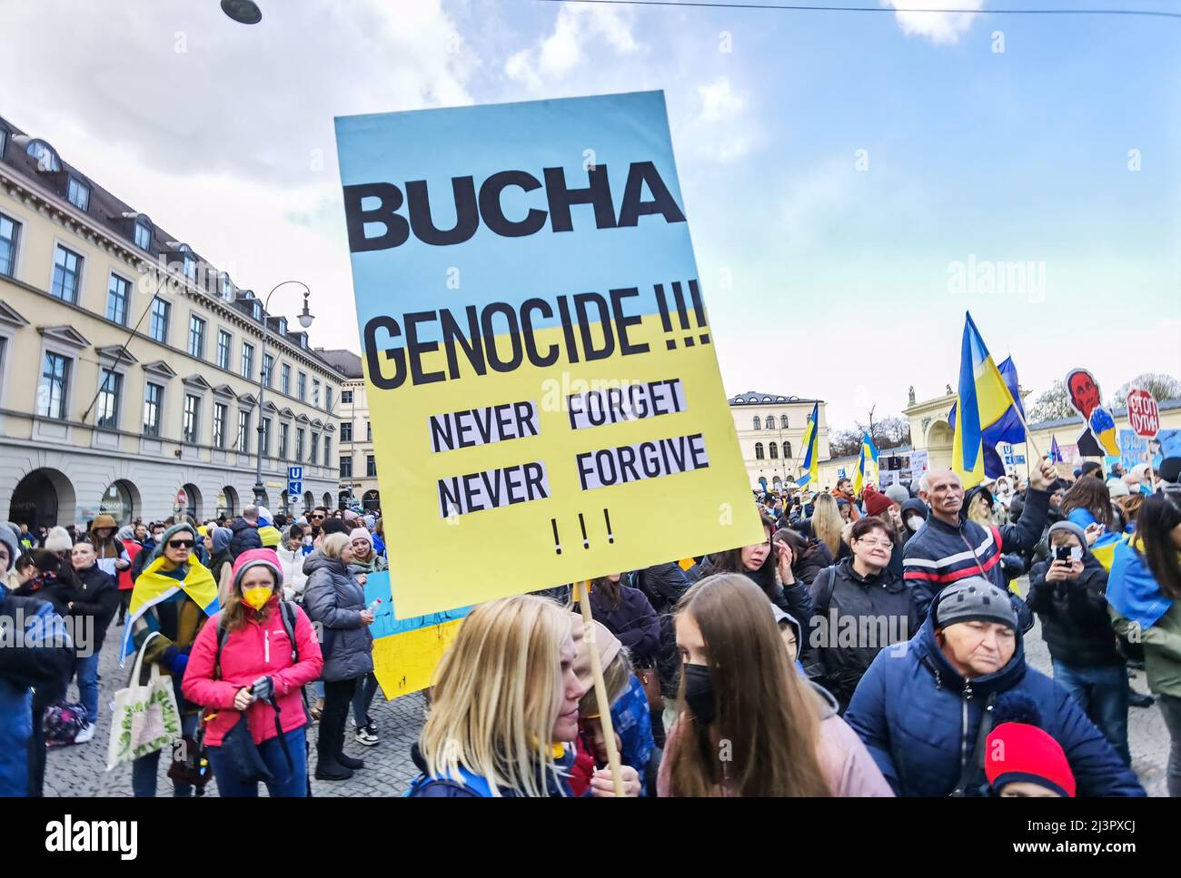 München, Bayern, Deutschland. 9. April 2022. Nach den jüngsten Gräueltaten des russischen Militärs in Bucha und dem Raketenangriff auf den Bahnhof Kramatorsk traten Ukrainer, ukrainische Flüchtlinge, Deutsche und Menschen aus der ganzen Welt zusammen, um einen Stopp der militärischen Aggression Russlands zu fordern und Europa dazu zu bewegen, die Verteidigung der Ukraine zu stärken. (Bild: © Sachelle Babbar/ZUMA Press Wire) Stockfoto