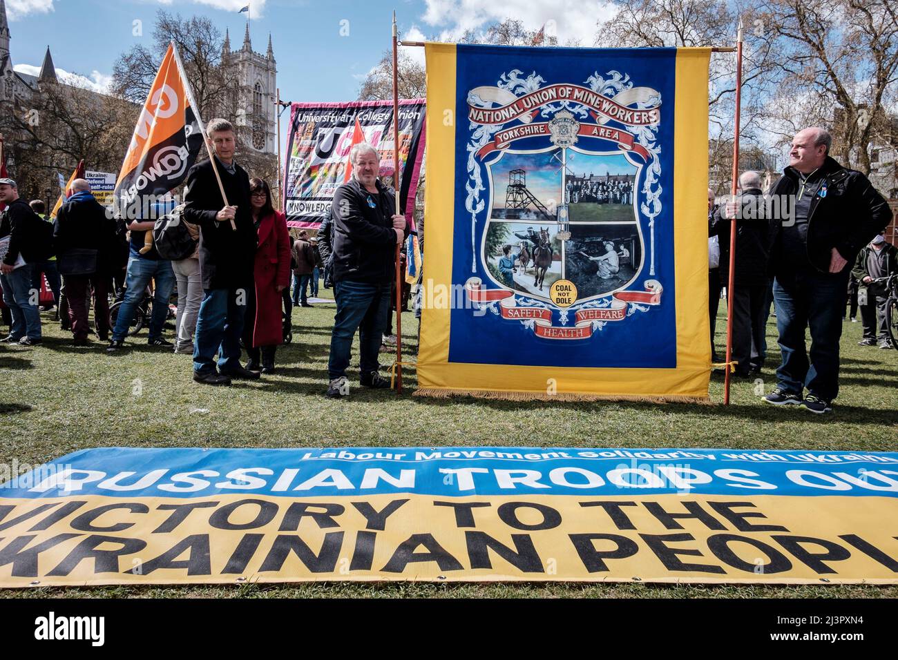 London, Großbritannien 9.. April 2022. Britische Gewerkschaften demonstrieren in Solidarität mit der Ukraine. Die Teilnehmer versammeln sich vor dem marsch auf dem Parliament Square. Stockfoto