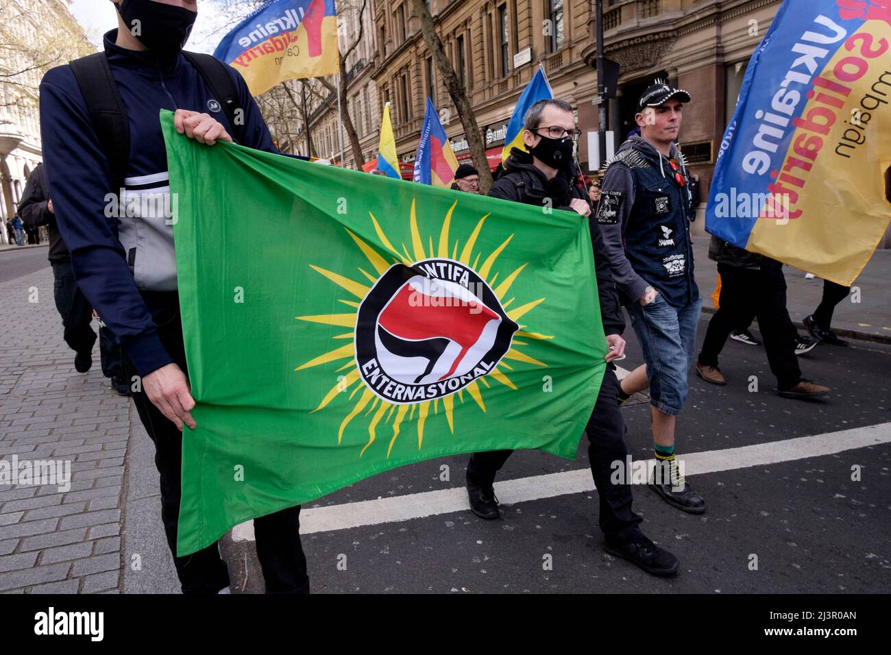 London, Großbritannien 9.. April 2022. Britische Gewerkschaften demonstrieren in Solidarität mit der Ukraine. Mitglieder der Antifa Enternasyonal antifaschistischen Bewegung nehmen an der Kundgebung Teil. Stockfoto