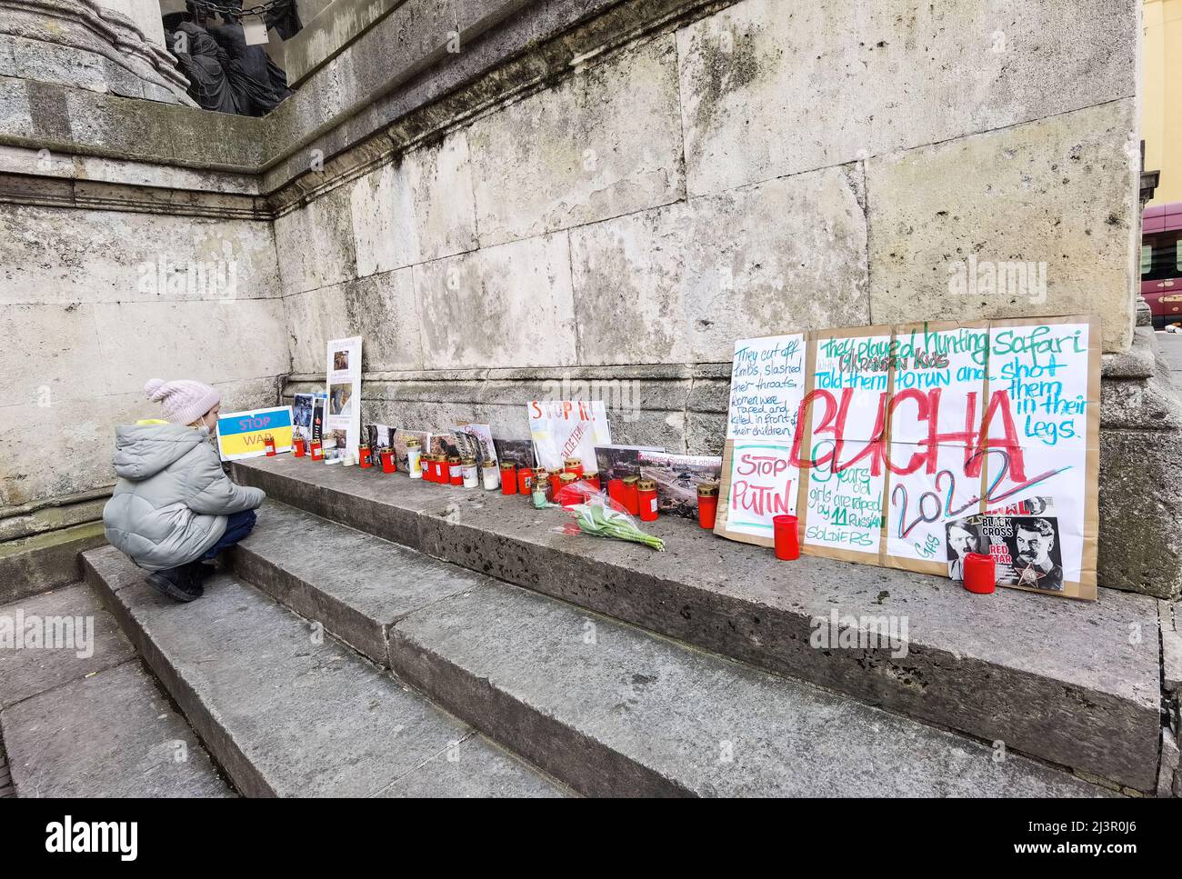 München, Bayern, Deutschland. 9. April 2022. Ein Denkmal für die Opfer des Bucha-Massakers an der Seite der Feldherrnhalle in München. Nach den jüngsten Gräueltaten des russischen Militärs in Bucha und dem Raketenangriff auf den Bahnhof Kramatorsk traten Ukrainer, ukrainische Flüchtlinge, Deutsche und Menschen aus der ganzen Welt zusammen, um einen Stopp der militärischen Aggression Russlands zu fordern und Europa dazu zu bewegen, die Verteidigung der Ukraine zu stärken. (Bild: © Sachelle Babbar/ZUMA Press Wire) Stockfoto