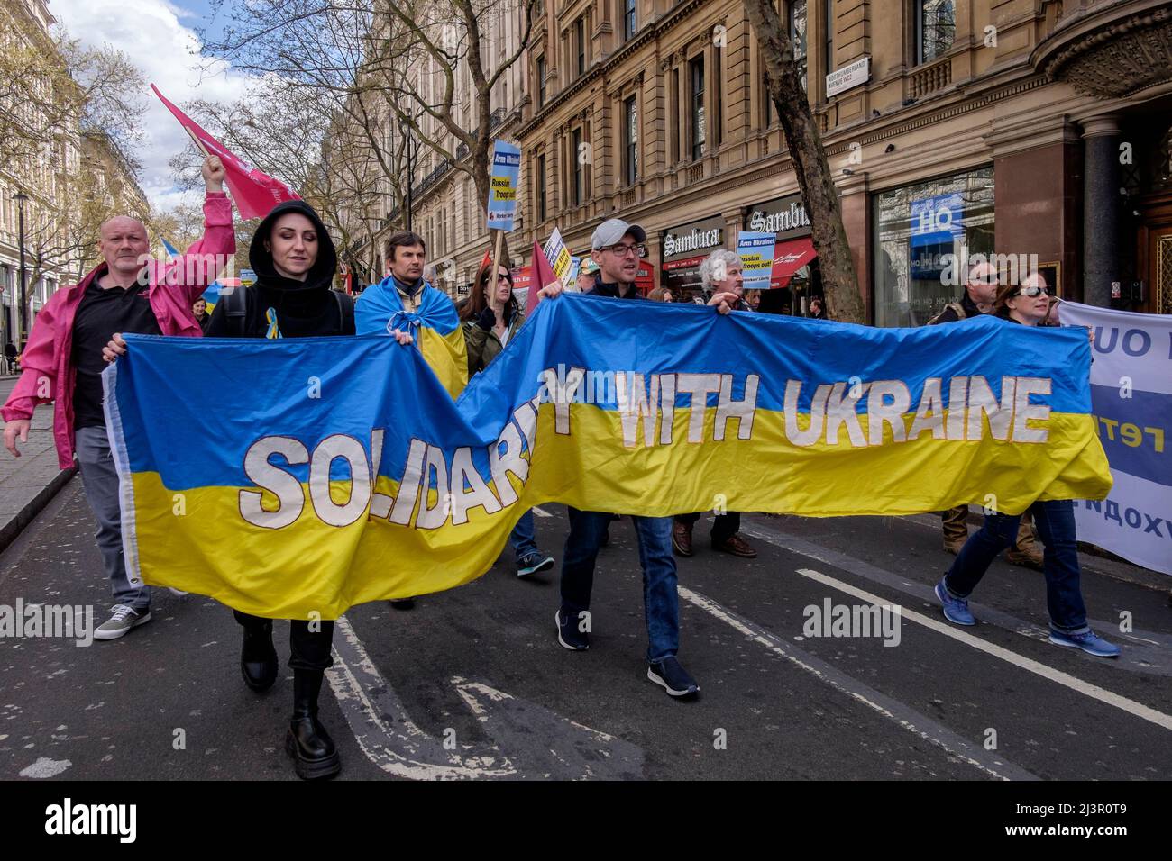 London, Großbritannien 9.. April 2022. Britische Gewerkschaften demonstrieren in Solidarität mit der Ukraine. Die russische Anti-Putin-Aktivistin Irina Holliday trägt auf der Route ein Banner der Solidarität mit der Ukraine. Stockfoto