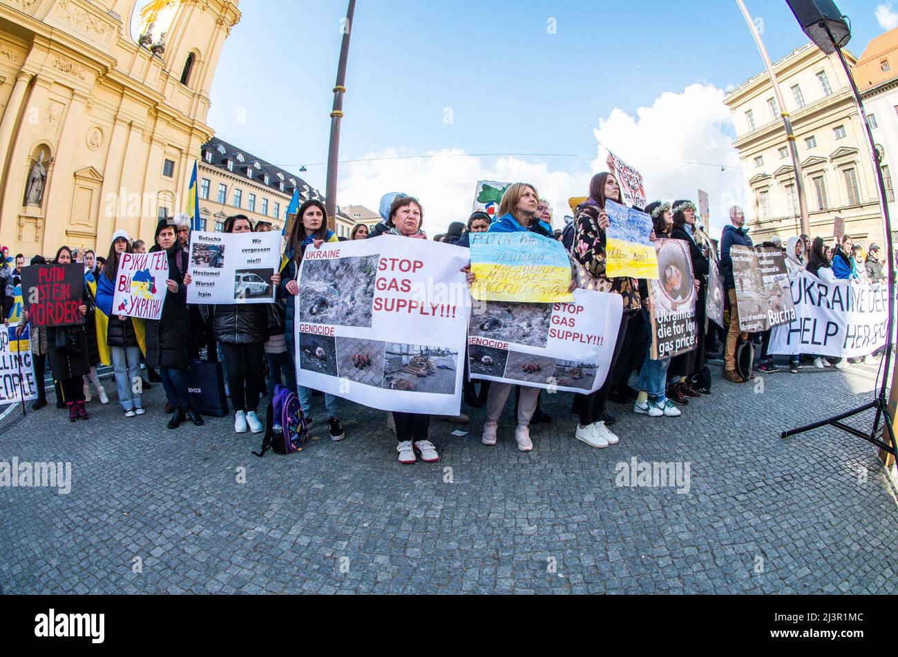 München, Bayern, Deutschland. 9. April 2022. Nach den jüngsten Gräueltaten des russischen Militärs in Bucha und dem Raketenangriff auf den Bahnhof Kramatorsk traten Ukrainer, ukrainische Flüchtlinge, Deutsche und Menschen aus der ganzen Welt zusammen, um einen Stopp der militärischen Aggression Russlands zu fordern und Europa dazu zu bewegen, die Verteidigung der Ukraine zu stärken. (Bild: © Sachelle Babbar/ZUMA Press Wire) Stockfoto