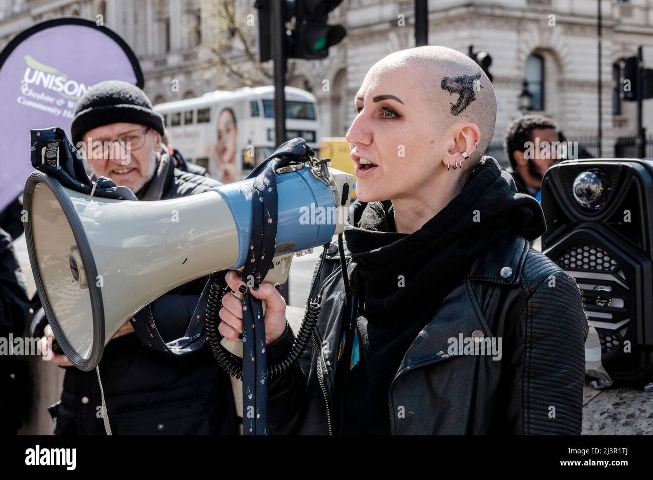 London, Großbritannien 9.. April 2022. Britische Gewerkschaften demonstrieren in Solidarität mit der Ukraine. Die russische Anti-Putin-Aktivistin Irina Holliday spricht bei der Kundgebung in Whitehall. Stockfoto