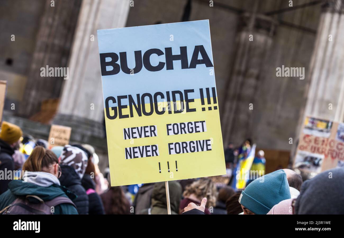 München, Bayern, Deutschland. 9. April 2022. Nach den jüngsten Gräueltaten des russischen Militärs in Bucha und dem Raketenangriff auf den Bahnhof Kramatorsk traten Ukrainer, ukrainische Flüchtlinge, Deutsche und Menschen aus der ganzen Welt zusammen, um einen Stopp der militärischen Aggression Russlands zu fordern und Europa dazu zu bewegen, die Verteidigung der Ukraine zu stärken. (Bild: © Sachelle Babbar/ZUMA Press Wire) Stockfoto