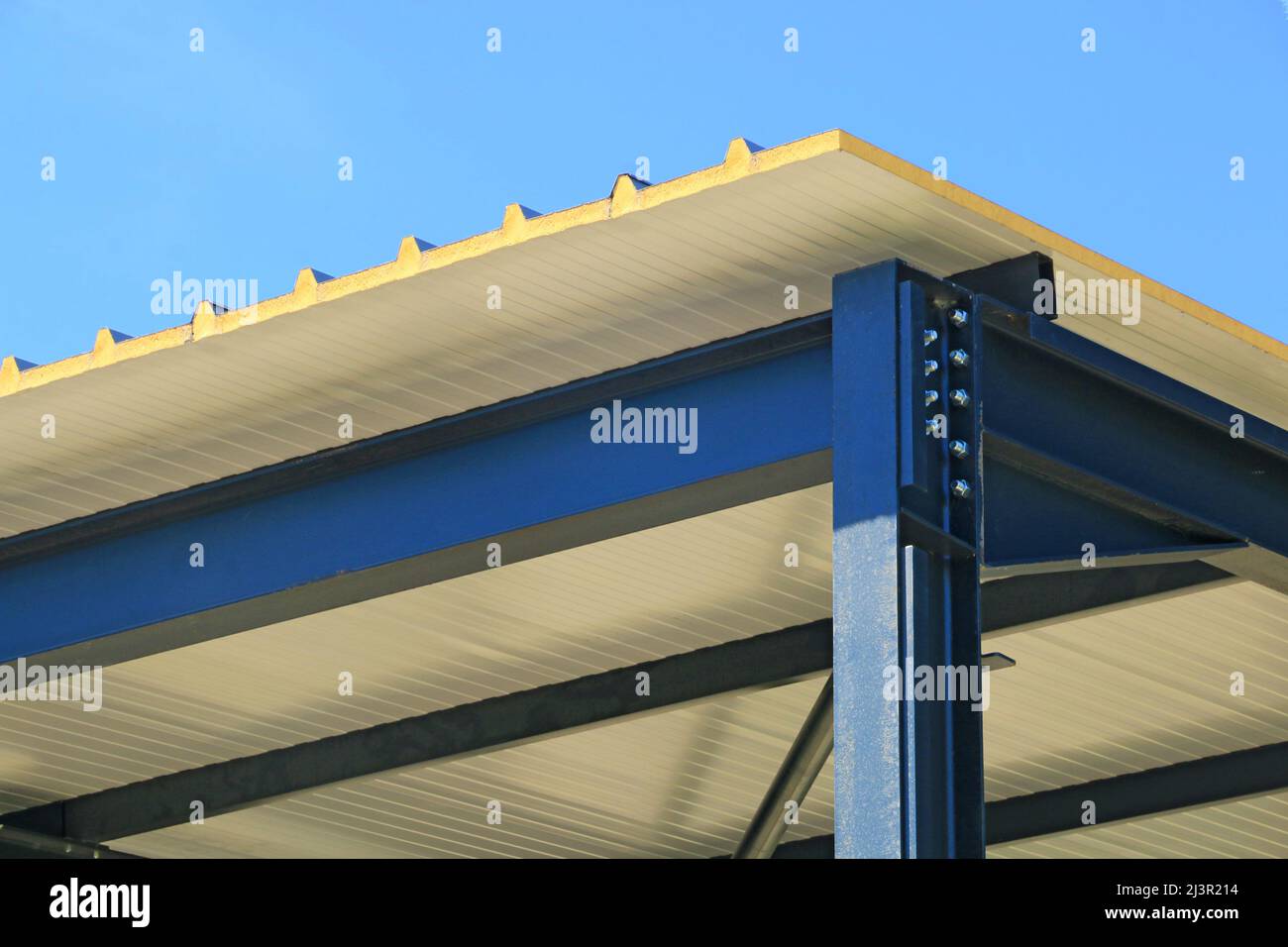 Industrieschuppen aus Stahlträgern im Bau. Stockfoto