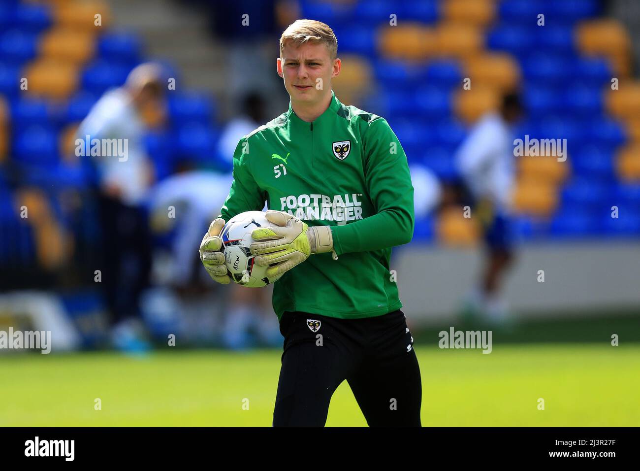 Kingston, Großbritannien. 09. April 2022. Nathan Broome #51 von AFC Wimbledon warming up. In Kingston, Vereinigtes Königreich am 4/9/2022. (Foto von Carlton Myrie/News Images/Sipa USA) Quelle: SIPA USA/Alamy Live News Stockfoto