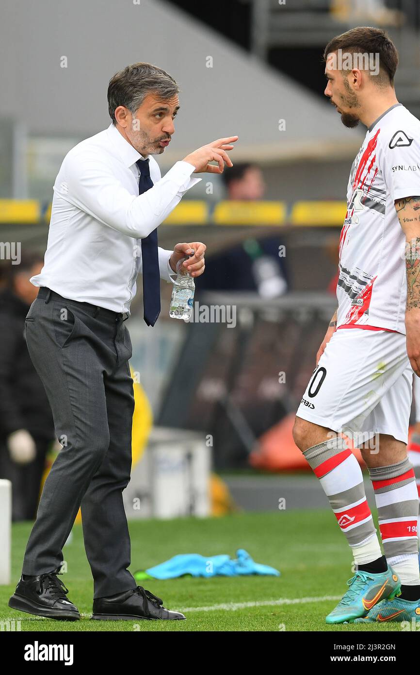 FROSINONE, ITALIEN - März 9 : Cheftrainer Fabio Pecchia von Cremonese Gesten während des italienischen Fußballmatches der Serie B zwischen Frosinone und Cremonese im Stadio Benito Stirpe am 9,2022. März in Frosinone Italien Stockfoto