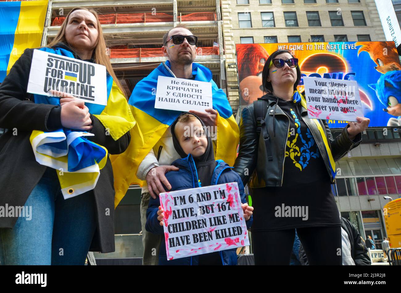 Demonstranten, die am 09. April 2022 auf dem Times Square in New York City Zeichen halten, um Solidarität mit der Ukraine zu zeigen. Stockfoto