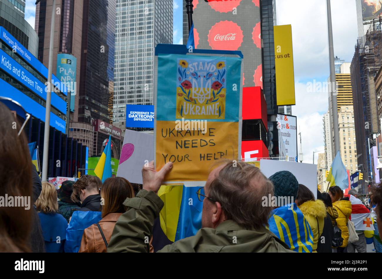 Hunderte versammeln sich am 09. April 2022 mit pro-ukrainischen Schilder auf dem Times Square in New York City, um sich solidarisch mit der Ukraine zu stellen. Stockfoto