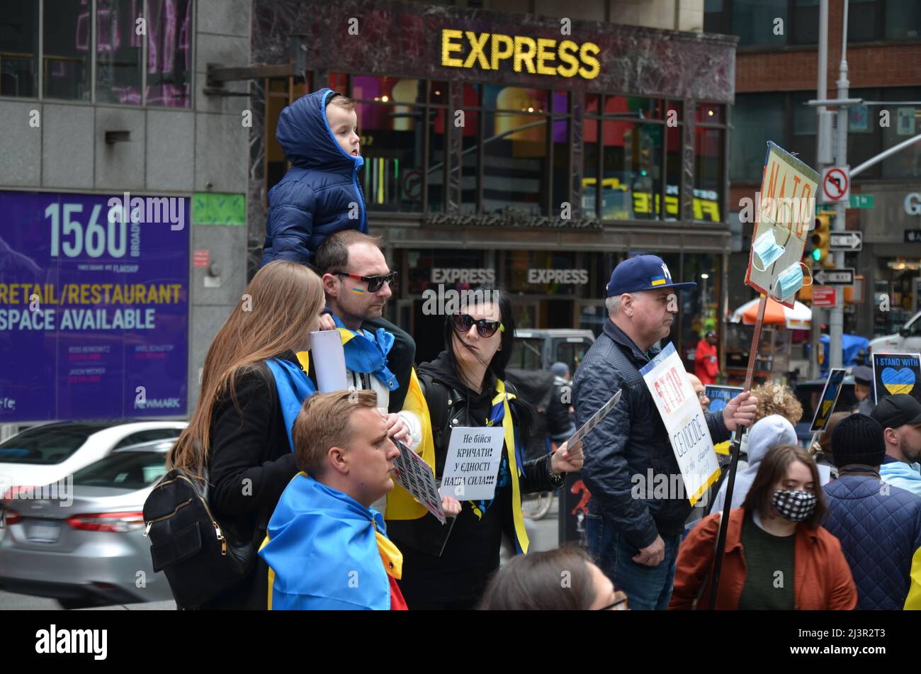 Hunderte versammeln sich am 09. April 2022 auf dem Times Square in New York City, um sich solidarisch mit der Ukraine zu stellen. Stockfoto