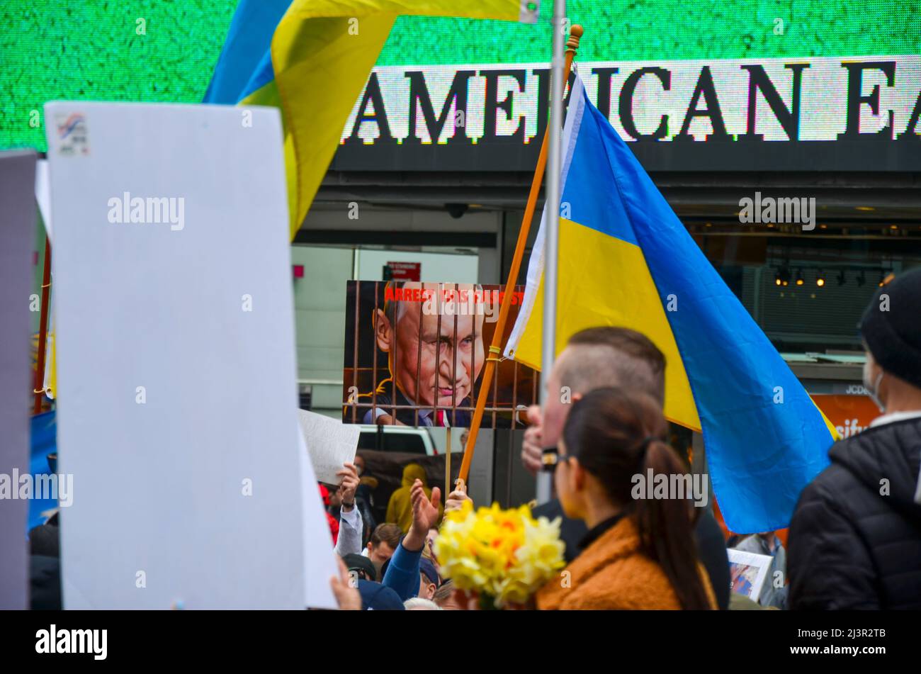 Demonstrator mit Anti-Putin-Zeichen, um Solidarität für die Ukraine am Times Square in New York City am 09. April 2022 zu zeigen. Stockfoto