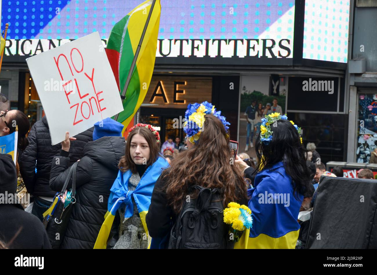 Demonstranten, die blau und gelb (ukrainische Flagge) trugen, um am 09. April 2022 auf dem Times Square in New York City Solidarität mit der Ukraine zu zeigen. Stockfoto