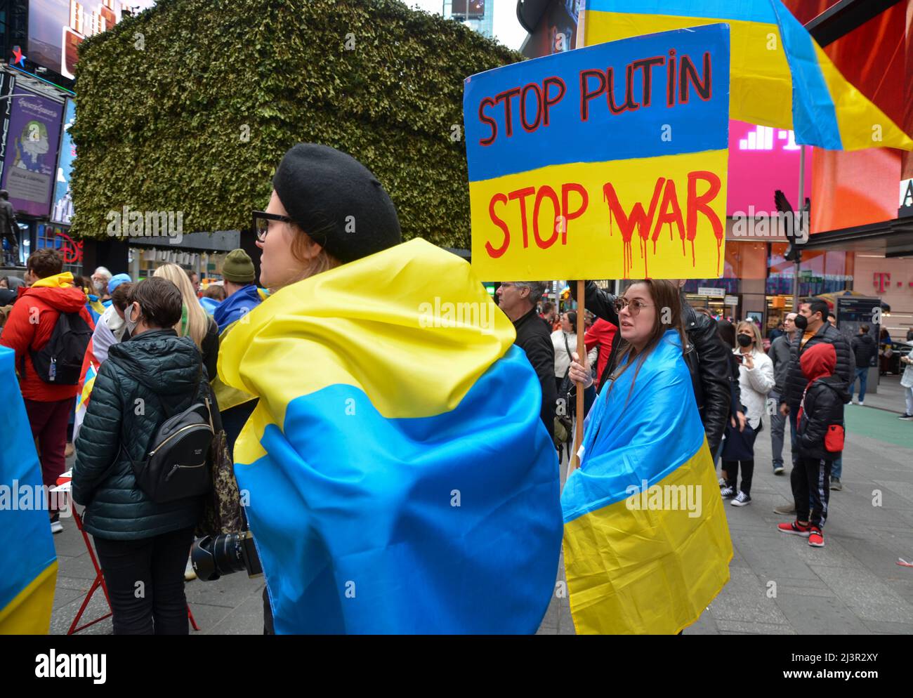 Die Teilnehmer halten während einer Demonstration am 09. April 2022 auf dem Times Square in New York City Zeichen, um Unterstützung für die Ukraine zu zeigen. Stockfoto