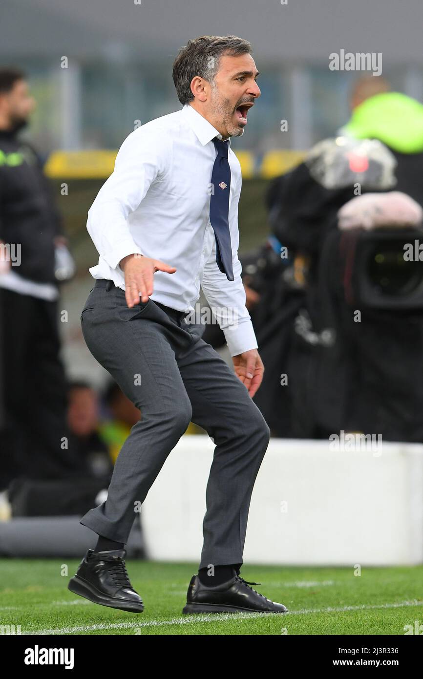 Frosinone, Italien. 09. April 2022. FROSINONE, ITALIEN - 9. März : Cheftrainer Fabio Pecchia von Cremonese Gesten während des italienischen Fußballmatches der Serie B zwischen Frosinone und Cremonese im Stadio Benito Stirpe am 9. März 2022 in Frosinone Italien Kredit: Unabhängige Fotoagentur/Alamy Live News Stockfoto