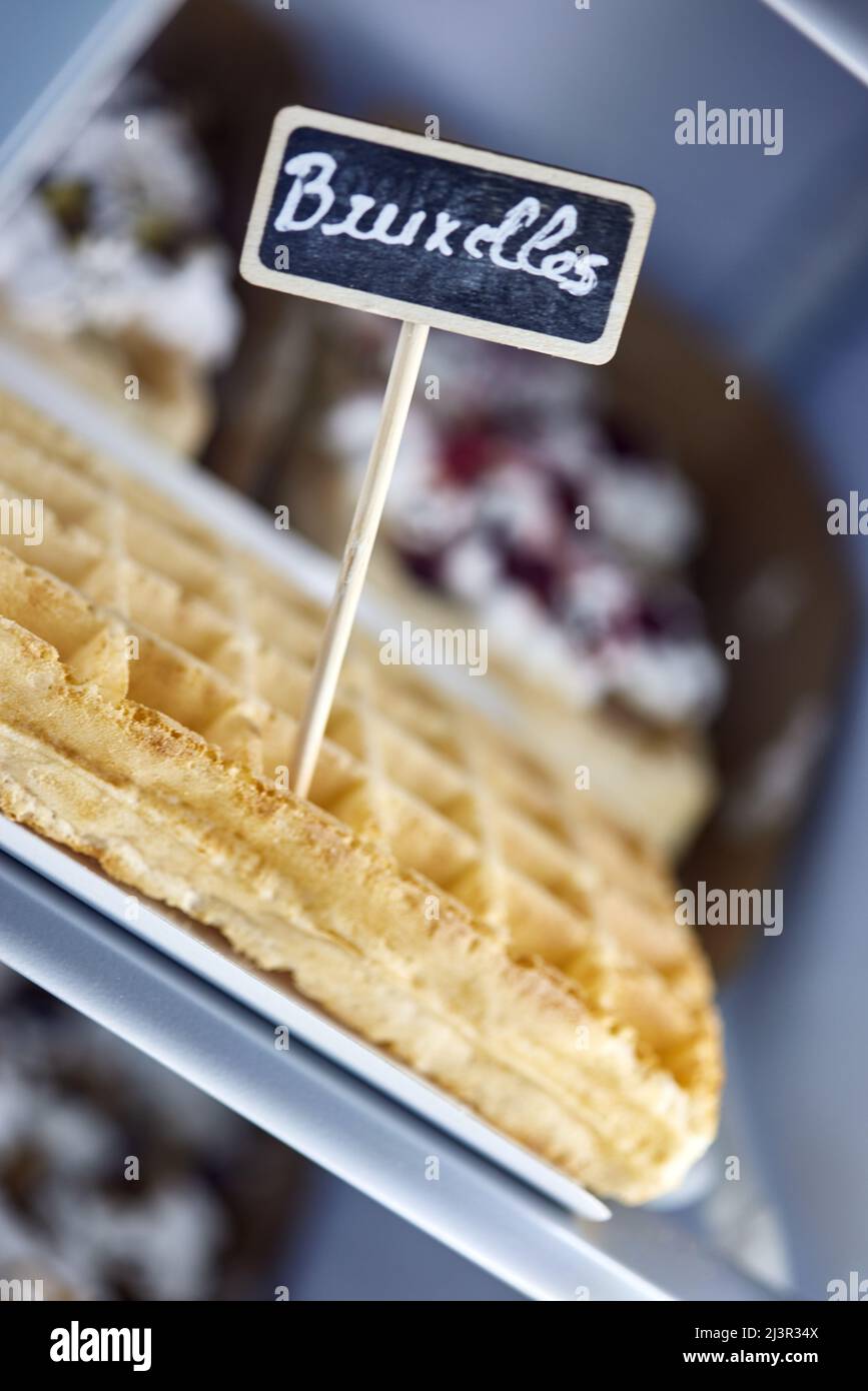 Frische Waffel mit Bruxelles-Text, der in Belgien darauf geschrieben wurde Stockfoto