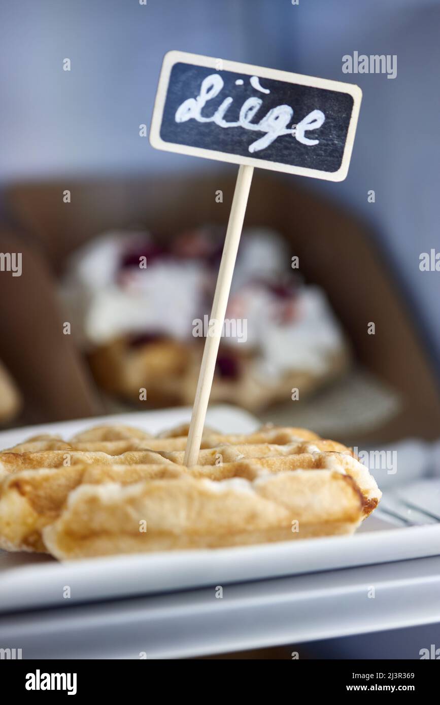 Frische Waffel mit Liege-Text in Belgien Stockfoto