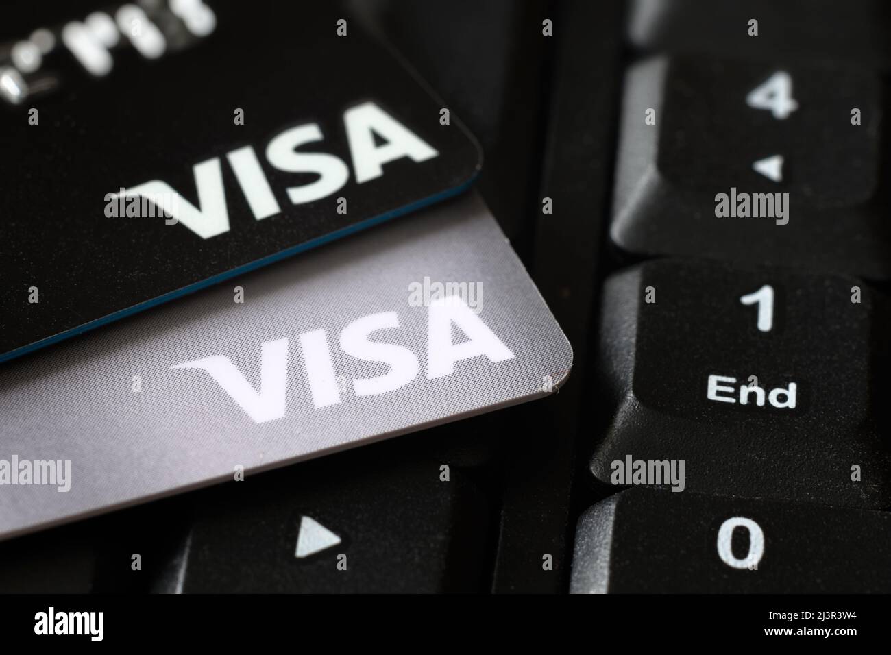 Moskau - 6. März 2022: Visa-Kreditkarten auf der Tastatur für Online-Kauf und Transaktion. Plastikkarten auf Laptop Nahaufnahme. Konzept der Zahlung, Verkauf, Stockfoto