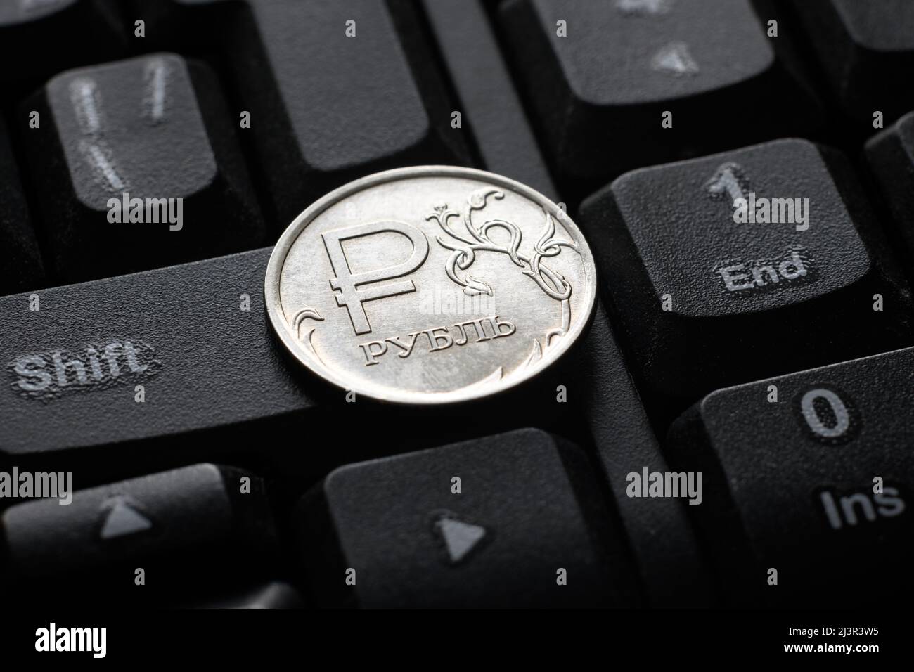 Rubel-Münze auf Tastatur Nahaufnahme, russisches Geld für elektronischen Online-Handel und Internet verdienen. Konzept der digitalen Wirtschaft Russlands, Zahlung, Kauf Stockfoto