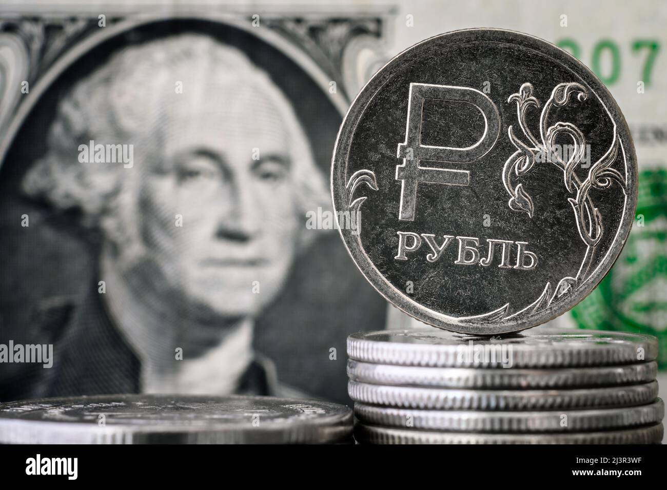 Geld der USA vs. Russland, Rubel-Münze vor dem Hintergrund eines 1-Dollar-Gesetzes wird der russische Rubel sanktioniert. Konzept der Wirtschaftskrise, Finanzierung von Russland, c Stockfoto