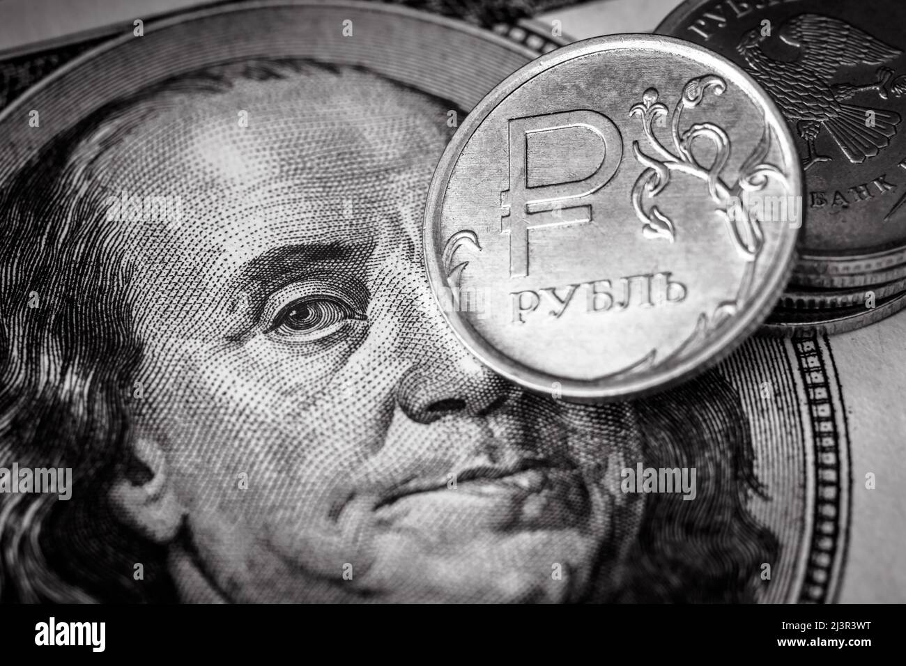 Rubel-Münze gegen US-Dollar-Schein, Geld von Russland und den USA. Konzept der russischen Wirtschaftskrise, Sanktionsspannung, Rubel-Gaszahlung, Finanzen, Währungsexcha Stockfoto