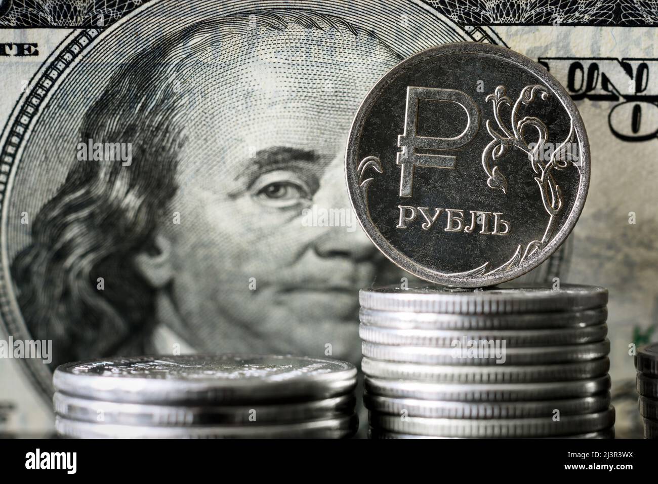 Rubel-Münze vor dem Hintergrund der US-Dollar-Rechnung wird russisches Rubel-Geld sanktioniert. Konzept der Wirtschaftskrise, Finanzierung von Russland, Devisen r Stockfoto