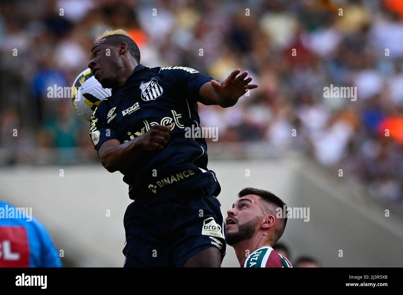 Rio De Janeiro, Brasilien. 08. April 2022. Nathan von Fluminense kämpft mit Jhojan Julio von Santos während des Fußballspiels Campeonato Brasileiro (Brasilianische Nationalliga) zwischen Fluminense und Santos am 09. April 2022 im Maracana-Stadion in Rio de Janeiro, Brasilien, um den Ball. Andre Borges/SPP Kredit: SPP Sport Pressefoto. /Alamy Live News Stockfoto