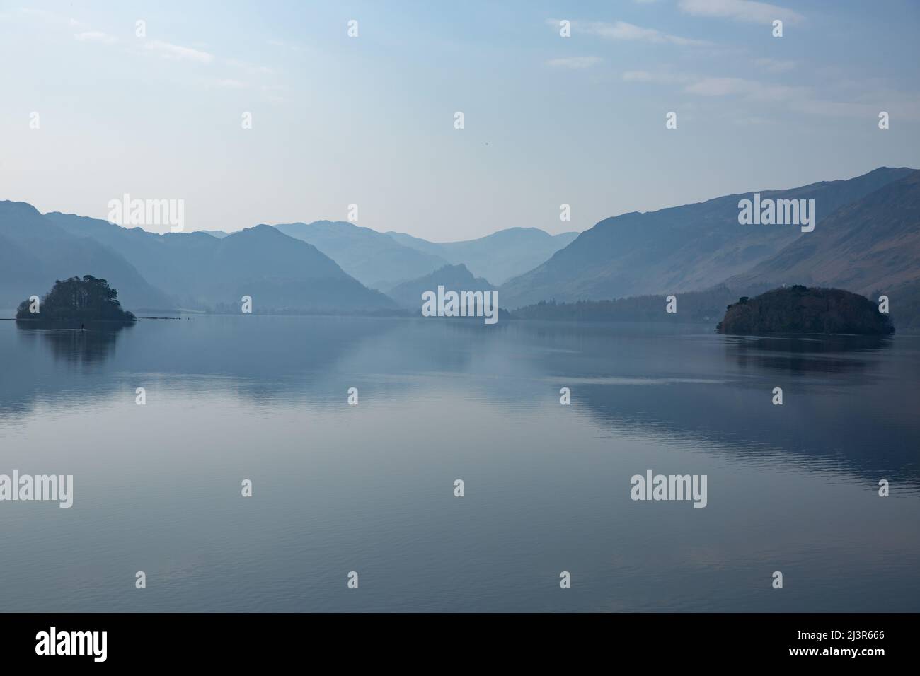 Derwent Wassersee im Lake District National Park an einem kalten Wintermorgen mit ruhigem Wasser in einem Ruhe- und Wohlbefindungs-Konzept mit Kopierraum Stockfoto