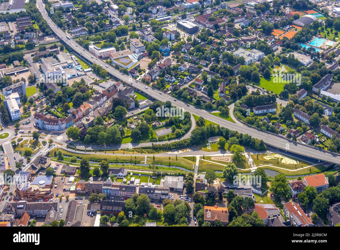 Luftaufnahme, SesLuftaufnahme, Sesekepark zwischen Maikrücke und erhöhter Straße mit Seseke an der Bundesstraße B233, Kamen, Ruhrgebiet, Nordrhein Stockfoto