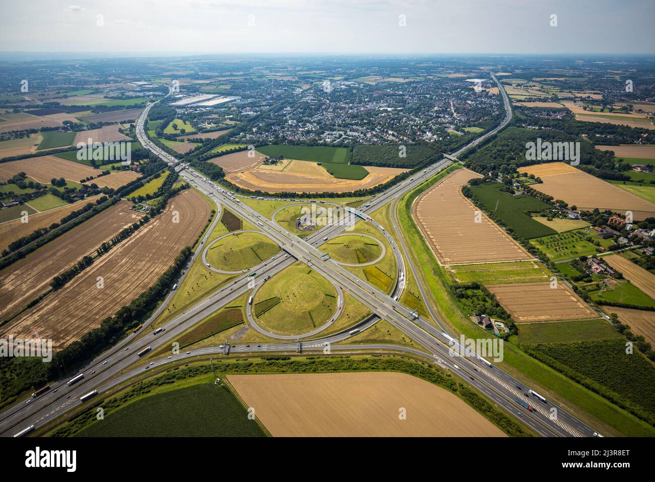Luftaufnahme, Kamener Kreuz mit Autobahn A1 und Autobahn A2, Hubschrauberskulptur Gelber Engel im inneren Kreis, Kamen, Ruhrgebiet, Nordrhein-Westfalen Stockfoto