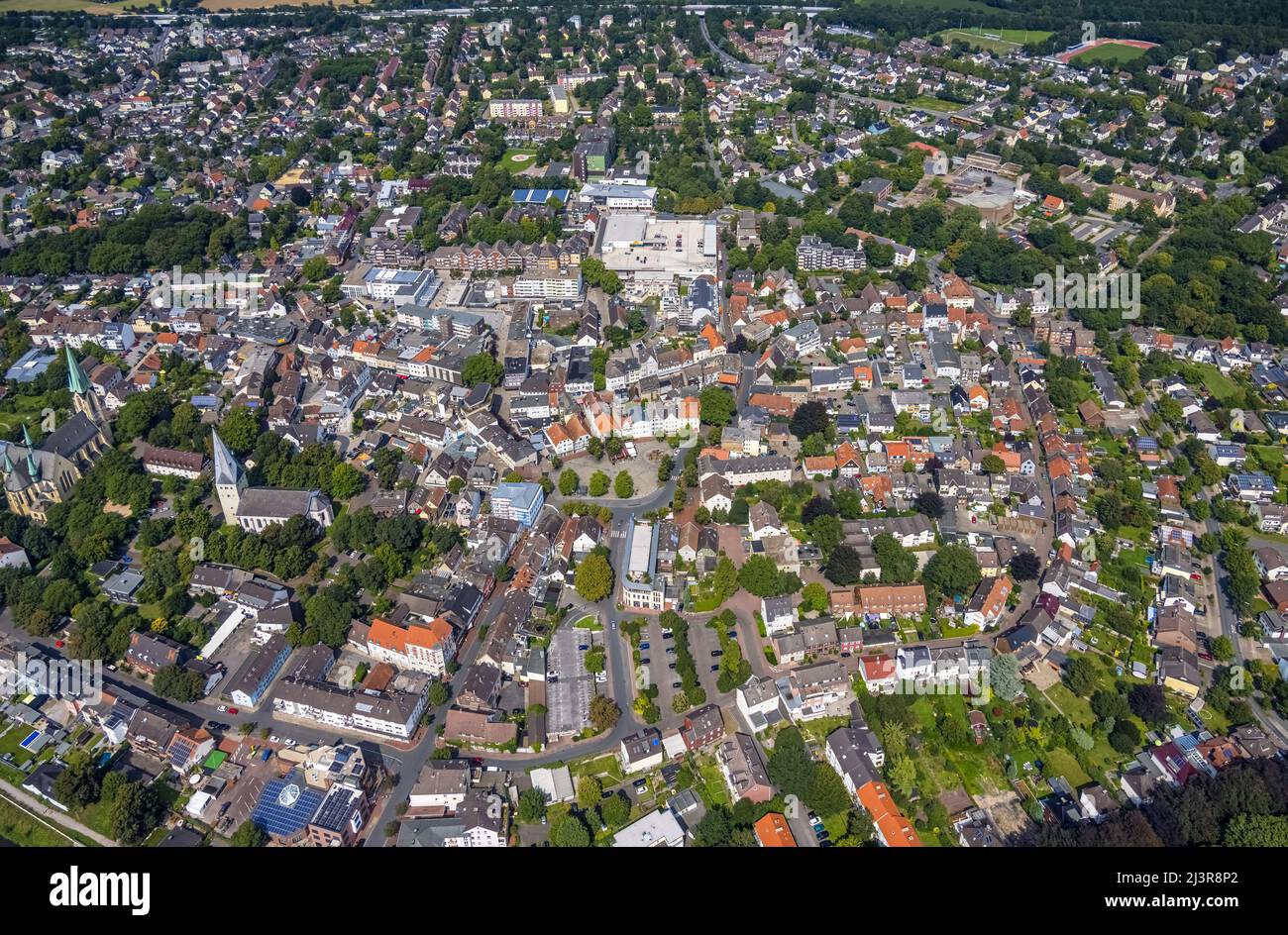 Luftbild, Innenstadt mit Altmarkt und katholischer Pfarrkirche zur Heiligen Familie und evangelischer Pauluskirche in Kamen, Ruhrgebiet, Nordrhein- Stockfoto