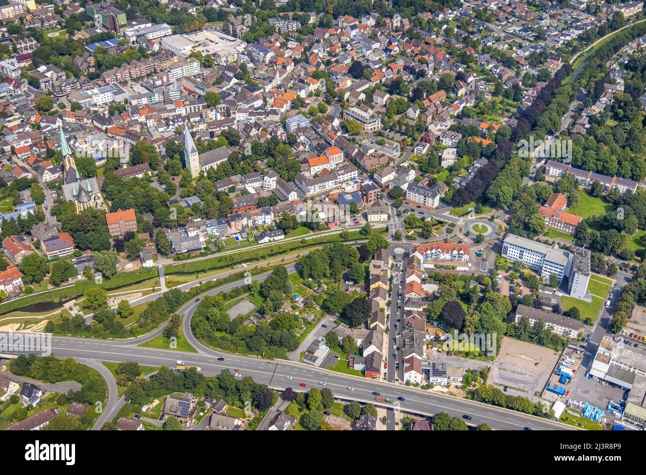 Luftaufnahme, Stadtzentrum mit Sesekepark zwischen Maibrücke und Hochstraße mit Seseke und katholischer Pfarrkirche zur Heiligen Familie und protes Stockfoto