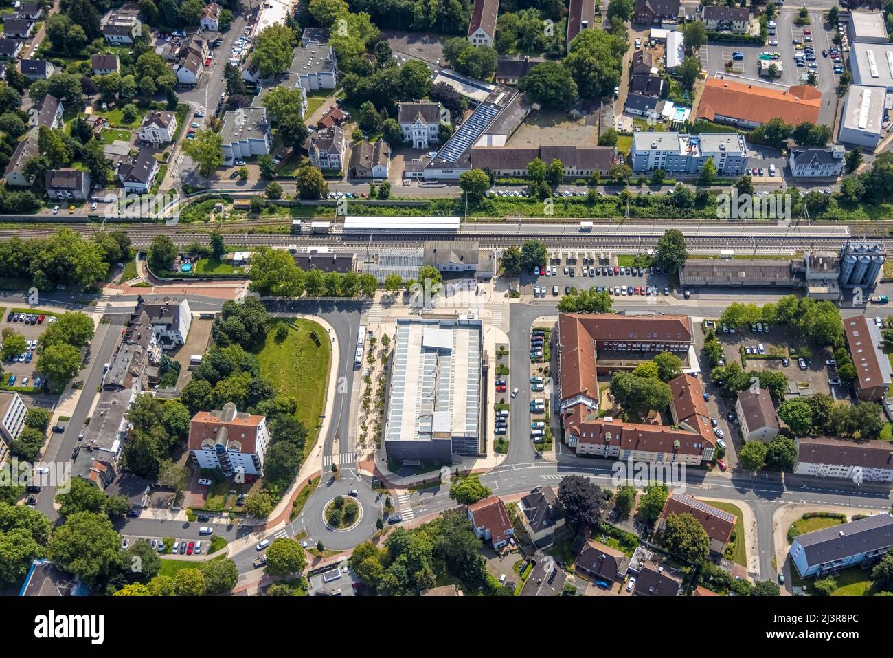 Luftbild, Bahnhof Kamen mit Parkhaus und Gebäude der Kreispolizeibehörde Unna Polizeiwache Kamen, Kamen, Ruhrgebiet, Nordrhein-Westfalen, Deutschland Stockfoto